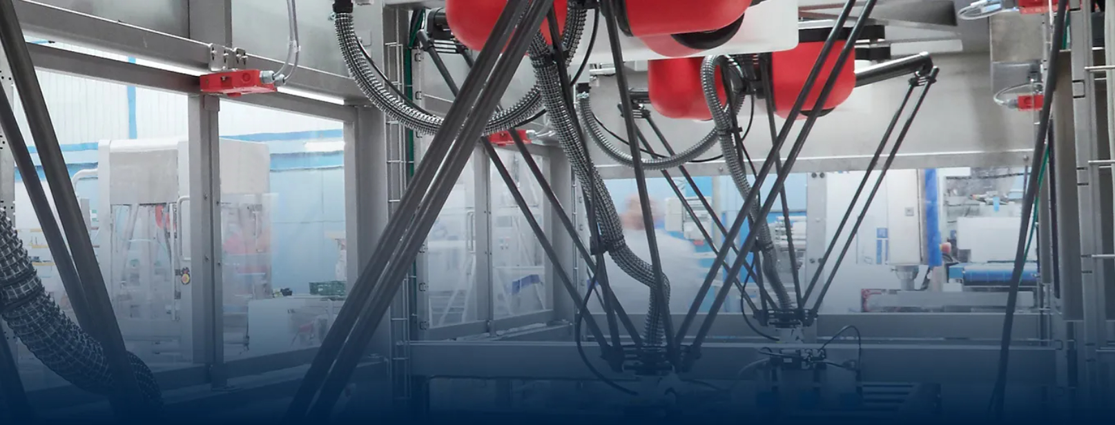 Mehrere Delta-Roboter im Pick-and-Place-Betrieb über einer Förderlinie in der Produktion